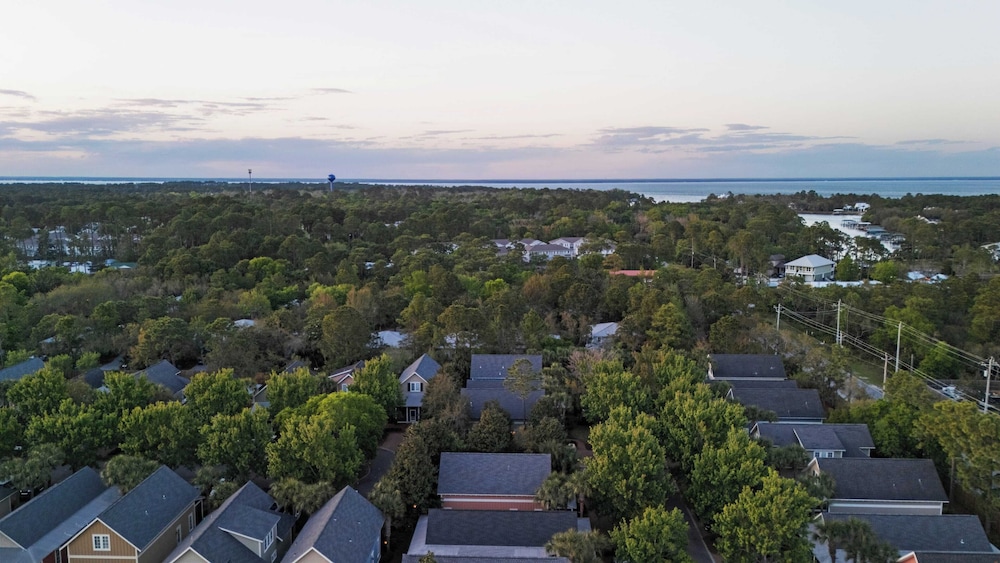 Golf Cart + Pool Access Near Baytowne & Beach Coral Starfish by Avantstay