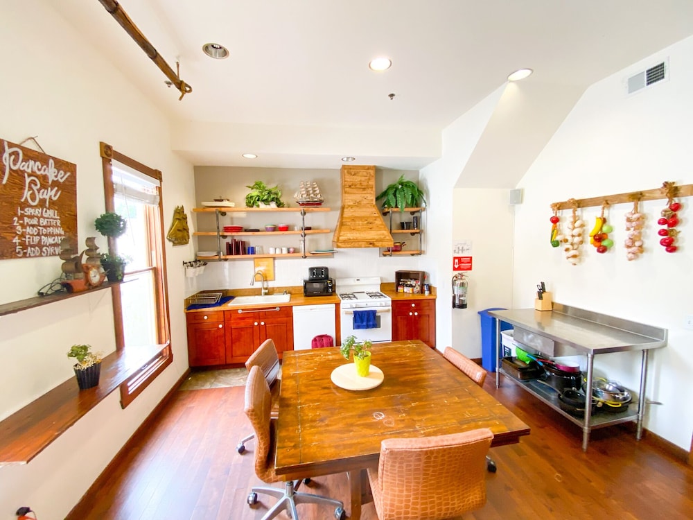International Travelers House Hostel \- Downtown San Diego Little Italy.