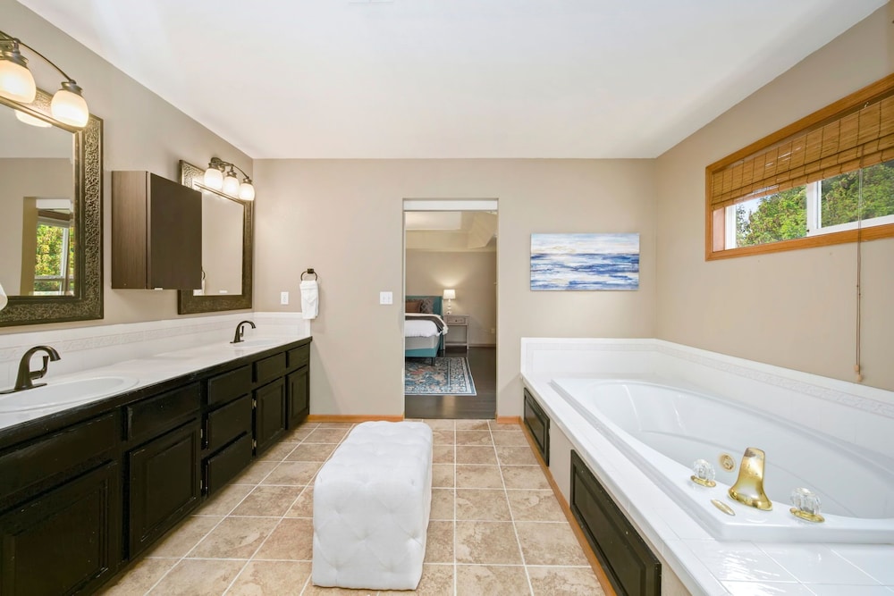 Shady Grove 4 King Beds, Dog Run & Outdoor Fun