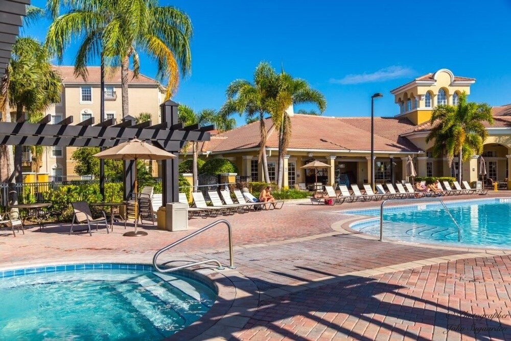 Fountain View. New! 3 Bedroom Condo by RedAwning