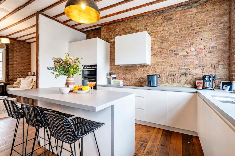 Long Term Stay- Notting Hill by Out of Office Lifestyle