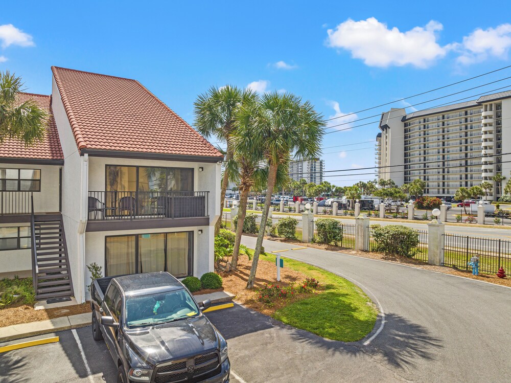 One More Round! 3BR 3BA Sleeps 10! 11 Pools! Golf Courses! Tennis Courts!