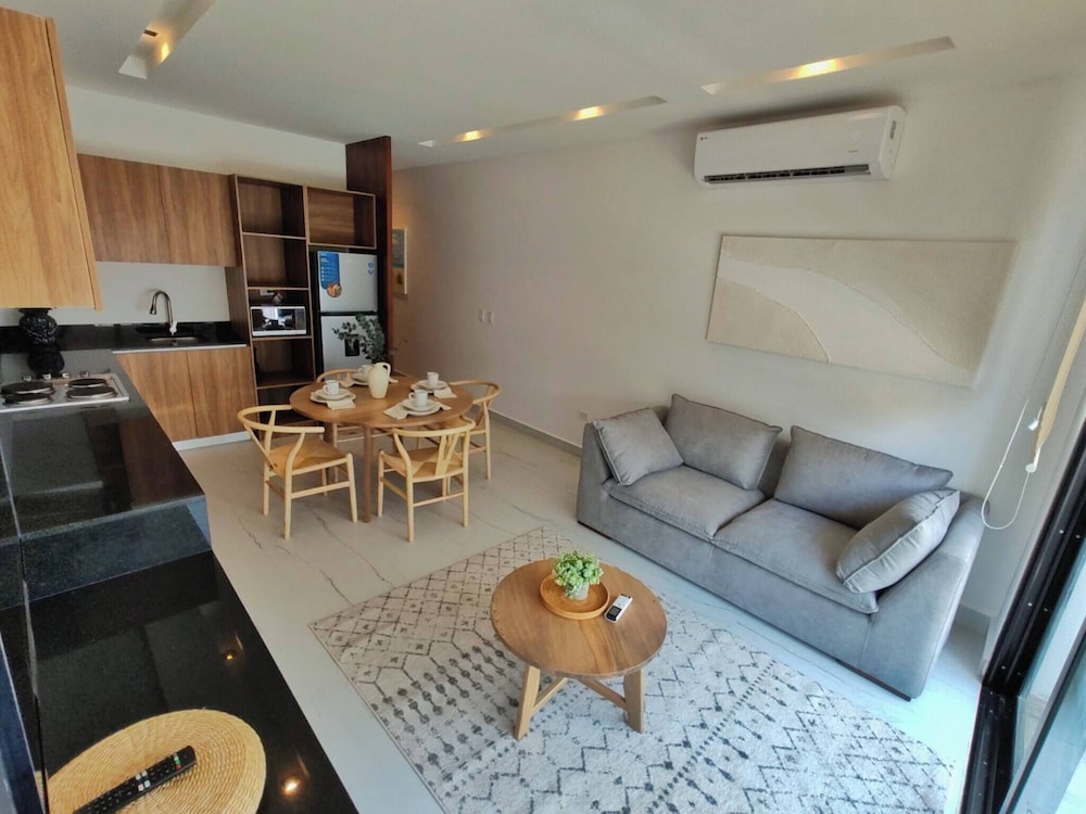 Super Cute Flat on 5th Ave in PdC Steps From Beach