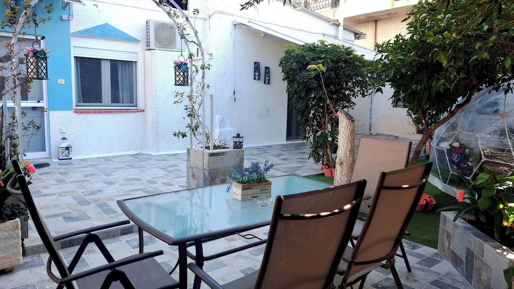 Relax in Elliniko Hidden Gem-vintage Bungalow With Garden and Hot Tub in an Iglo