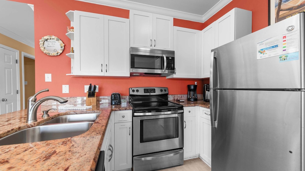 Cozy Family Home - Community Pool, Private Porch, 10-minute Walk to Beach