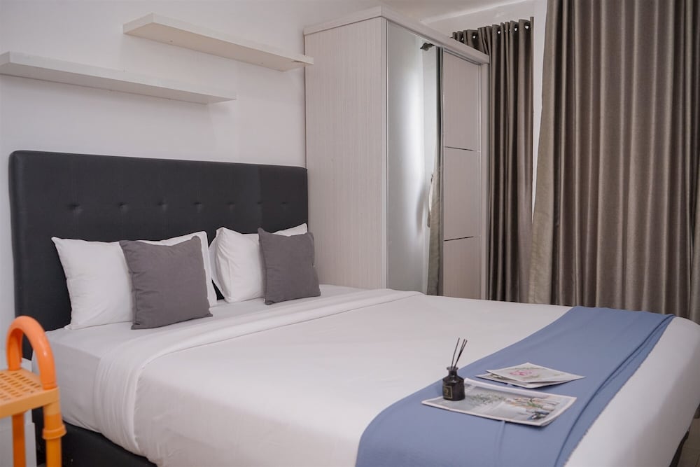 Comfortable and Warm Studio at Poris 88 Apartment