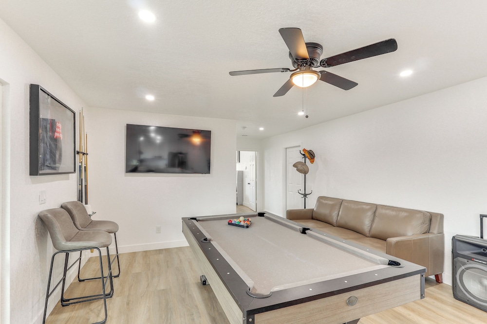Poolside Relaxation: Group-friendly Home in Havasu