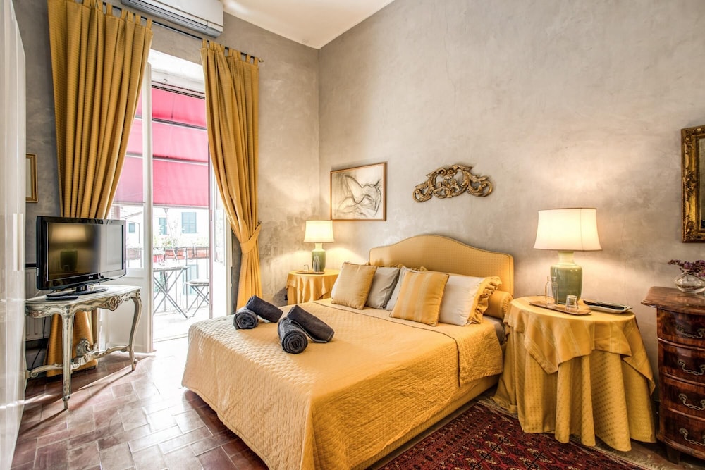 Wonderful Apartment With Balcony in Piazza Margana