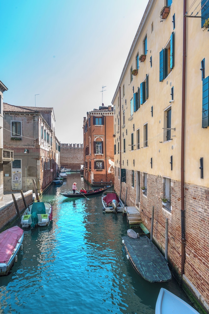 Ca' Fettier canal view