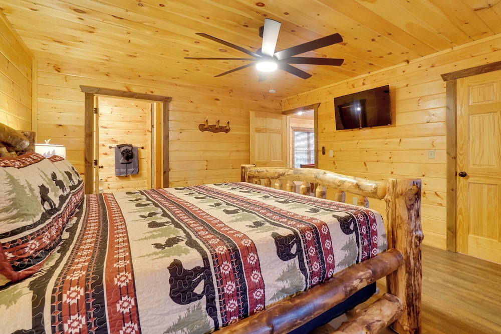 12 Mi to Gsmnp: Cabin w/ Game Room in Sevierville