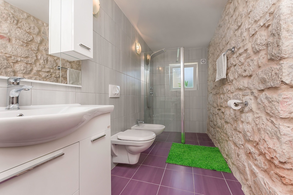 House Darijo en Omis — bathroom