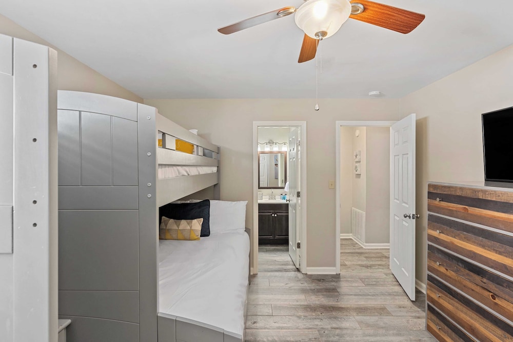 PCB Group-friendly Duplex w/ Pool, Backyard Lounge & 2 Kitchens