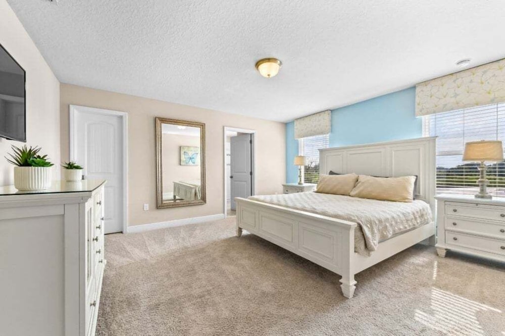 Spacious 5-Bedroom Resort Pool Home with Lake View 5 Villa