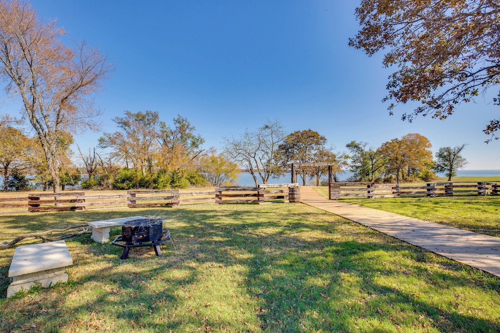 Indoor Pool & Boat Ramp: Lake Tawakoni Group Gem