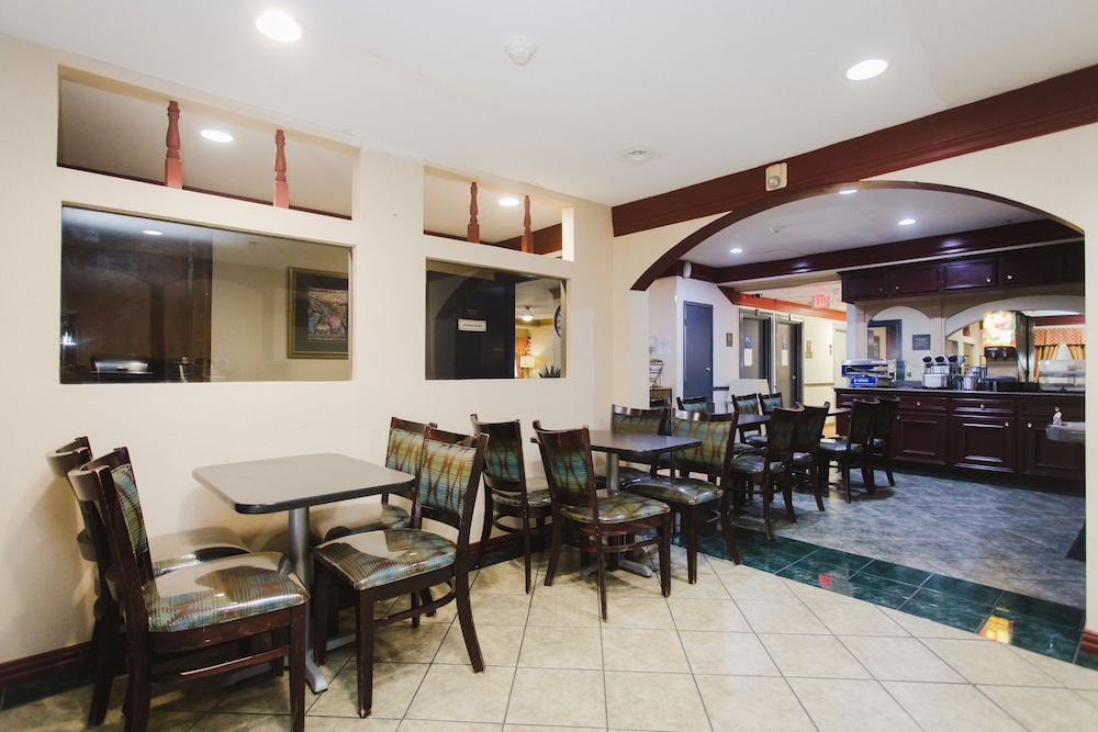 Days Inn by Wyndham Rosenberg - Property Image 3