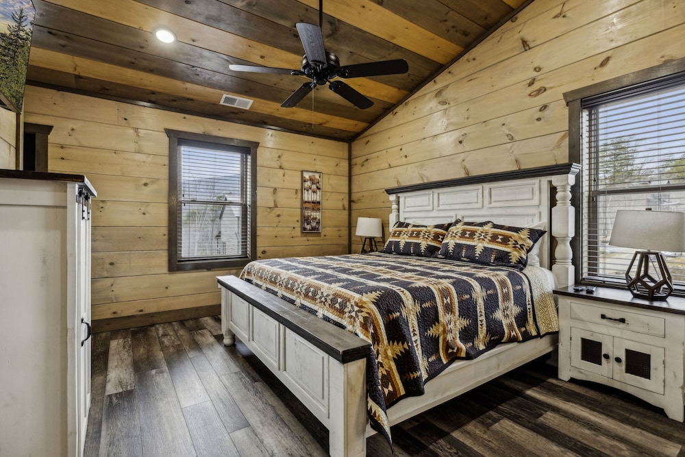 Grand Splash Lodge 6 Bedroom Cabin