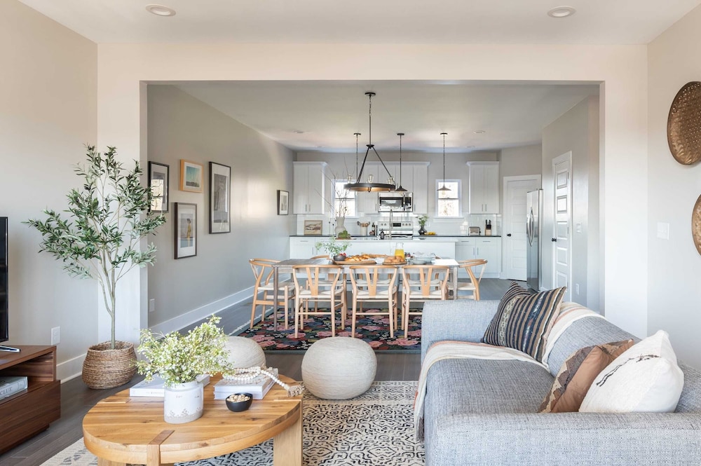 8 Nashville Homes w/ 21 Bedrooms, 21 Baths & Space for 74, Just Minutes From Broadways Nightlife, Dining, and Music Scene Cherokee by Avantstay