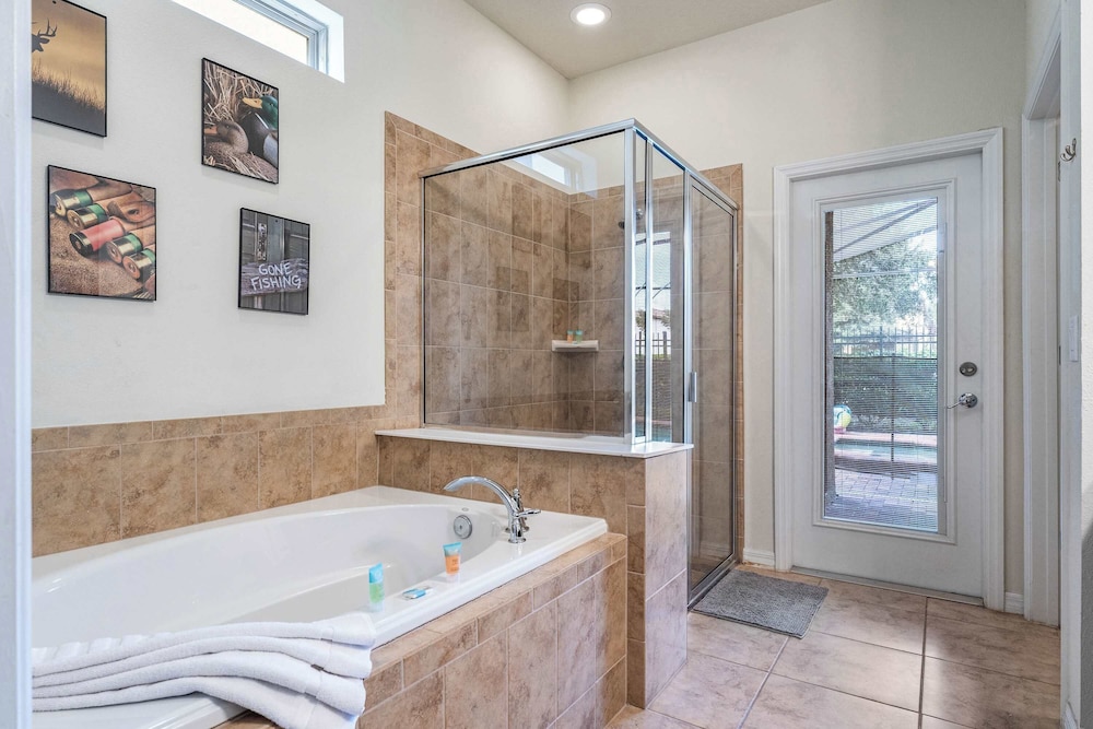 Loft & Leisure Villa 6 Bdrs!