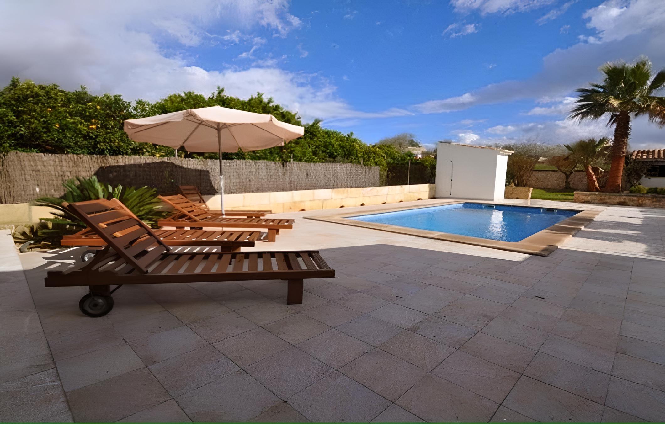 Llubi Pool and Views