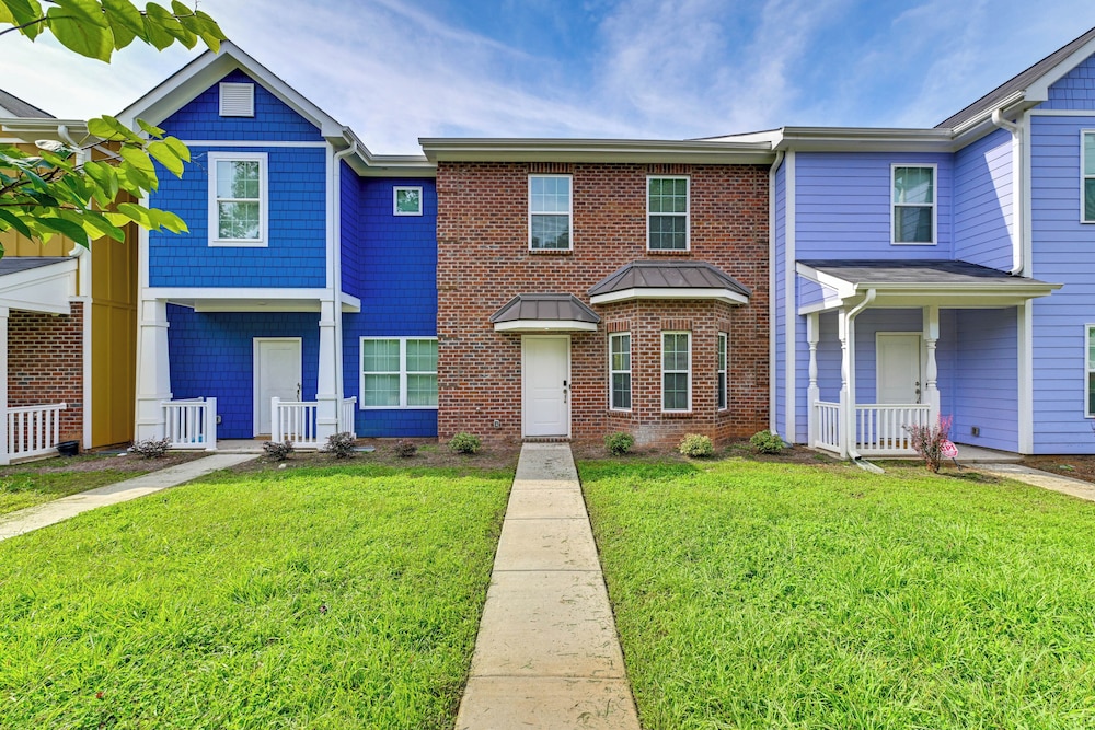 Modern Townhome w/ Yard: 5 Mi to Dtwn Charlotte