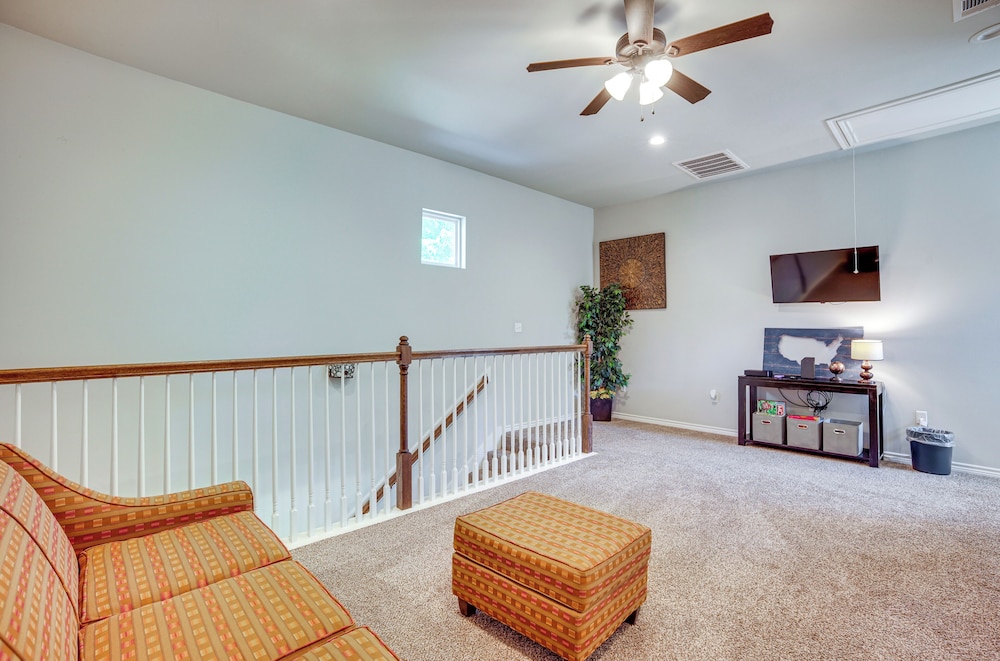Pet-friendly Tomball Home: Walk to Main Street! view 4