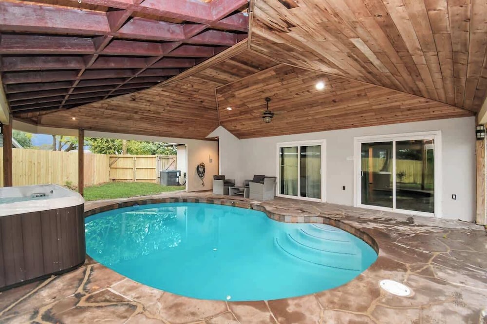 4 BR Luxury Home in Friendswood