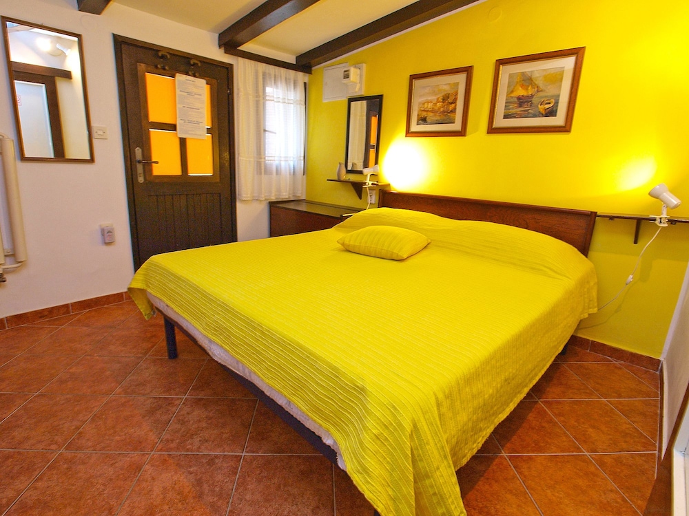 Apartment 875 view 2