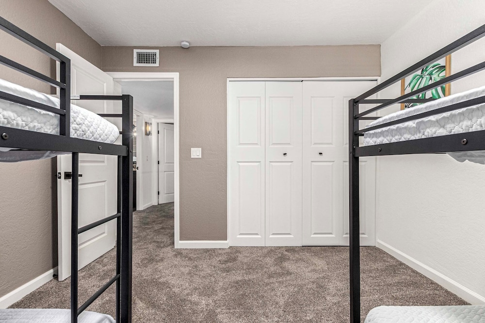 Walk to Old Town & Giants Stadium! Unit w/ Pool