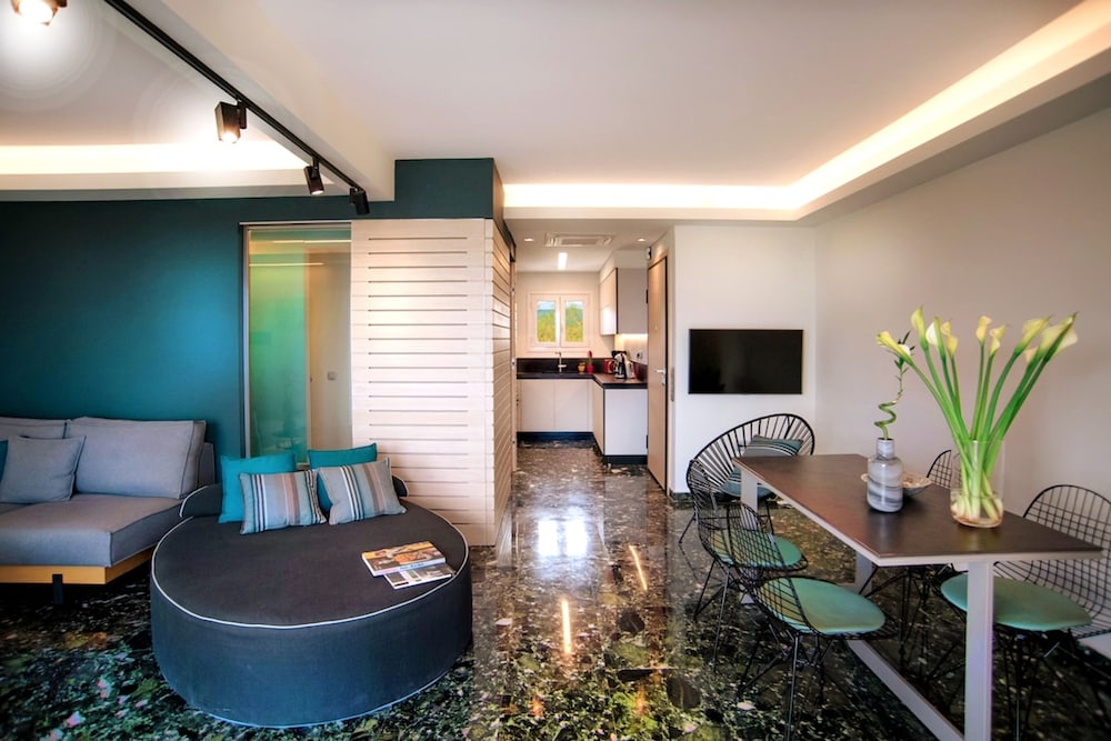 Vouliagmeni Kavouri Beachfront Apartment