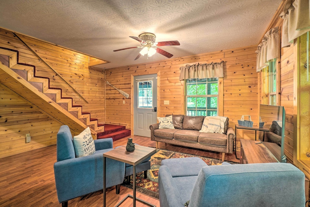Charming Cabin < 3 Mi to Dale Hollow Lake! view 2