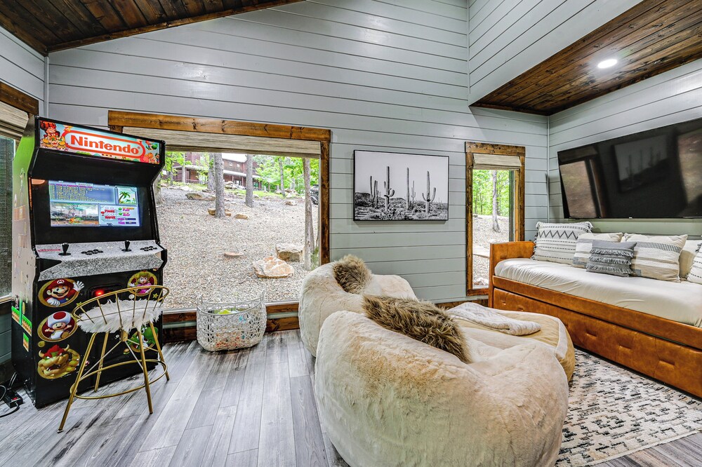 Luxe Broken Bow Vacation Rental: Hot Tub & Pets OK