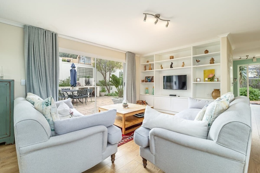 3 Bedroom Family Home - Houtbay