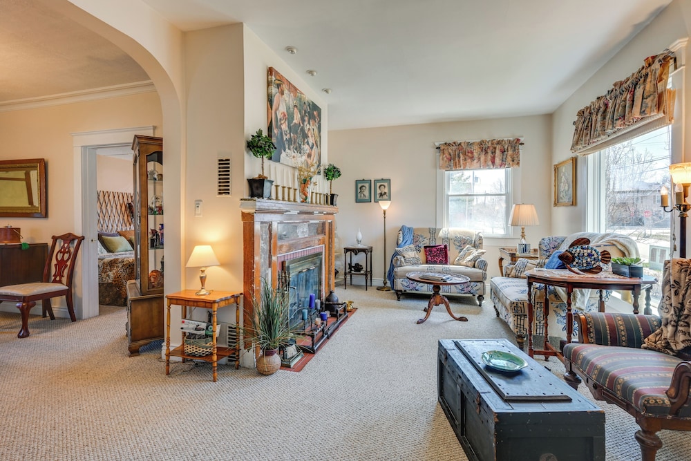 < 1 Mi to Old Town Lansing: Home w/ Furnished Deck