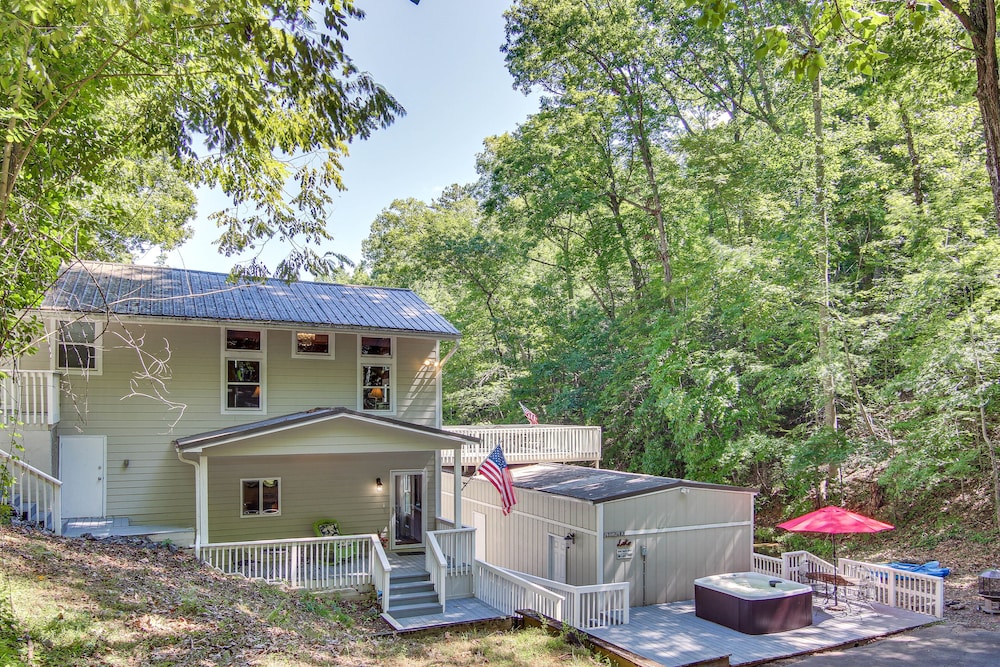 Hot Tub & Boat Dock: Lovely Lake Lure Retreat