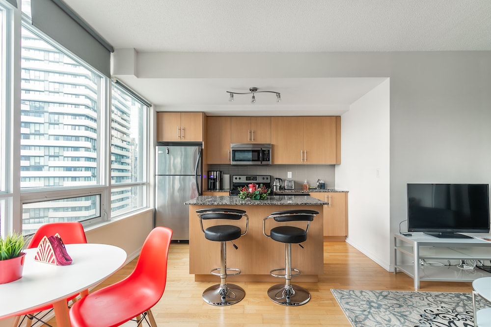 Stylish 1BR in Heart of City 2204