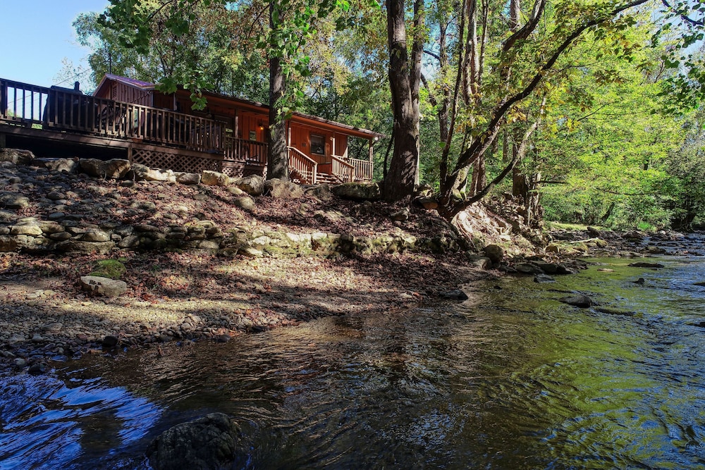 Wandering Creek - 2 Bedrooms, 1 Baths, Sleeps 6 Cabin by RedAwning