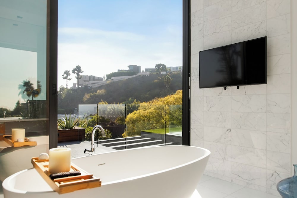 Belfast Estate - Mid-century Meets Modern - Luxe Poolside Villa