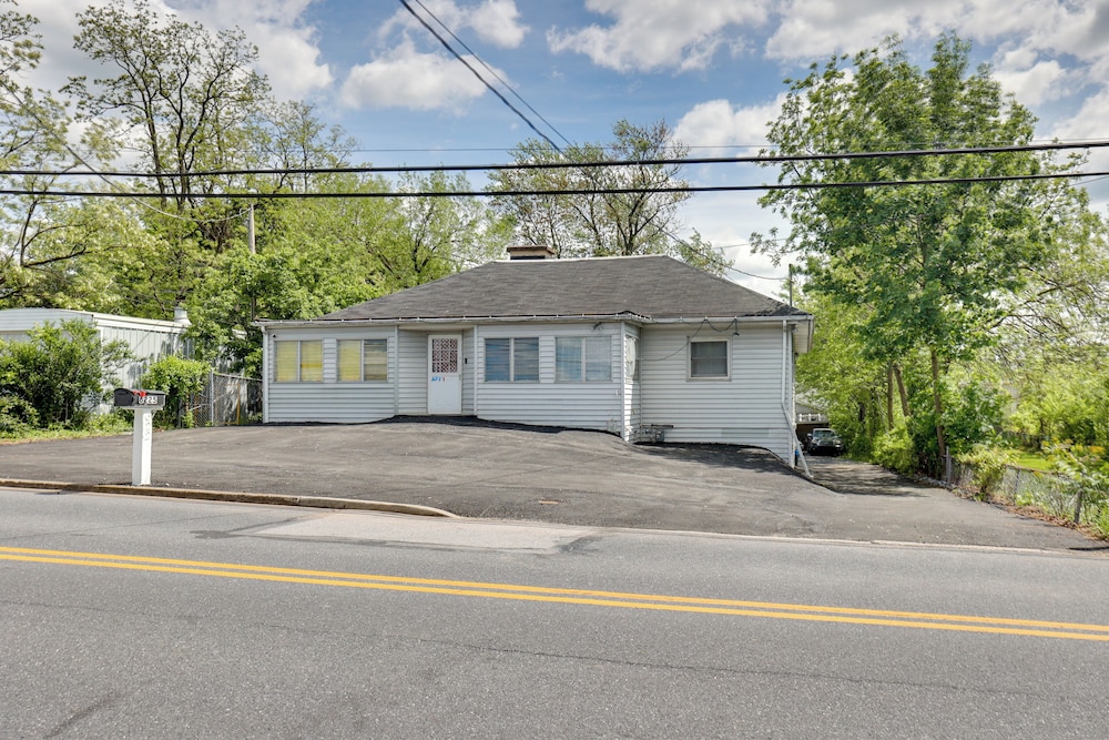 9 Mi to Midtown: Convenient Harrisburg Apt