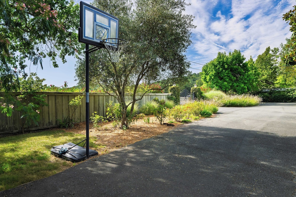 Glen Ellen Escape 5BR Retreat w/ Pool, Hot Tub, Hammocks & Vineyard Views