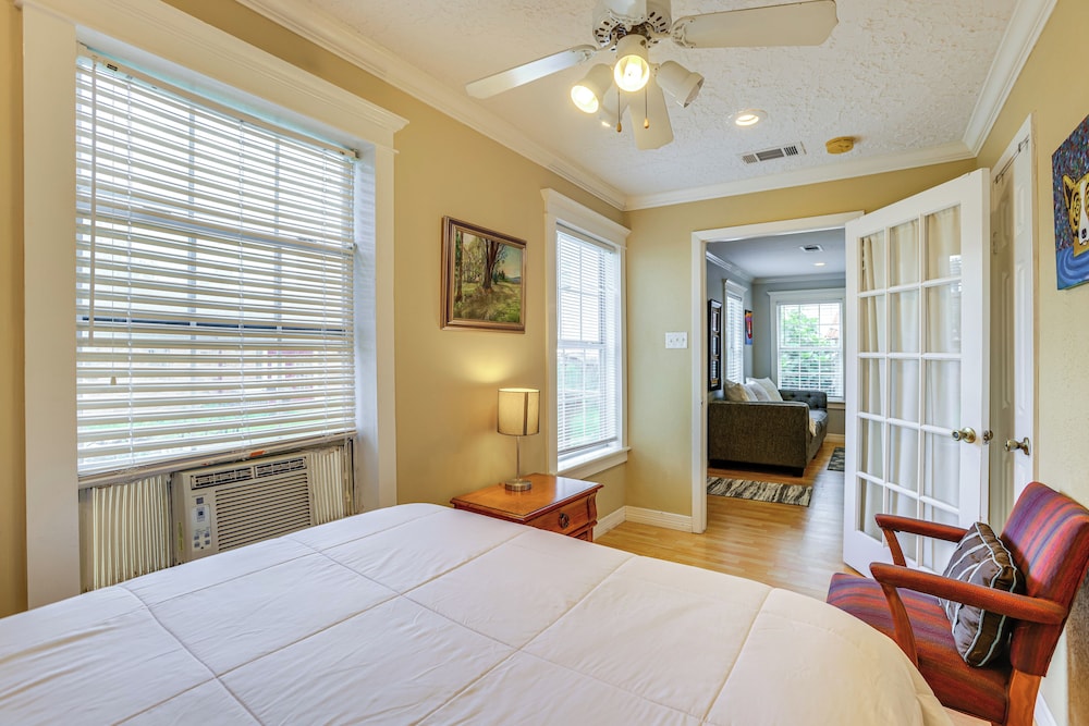 9 Mi to Downtown Houston: Cozy Cottage w/ Patio!