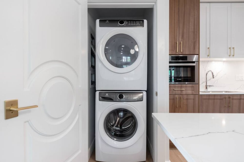 Commercial Drive New 3 Bdrm Home 2 Flex Rooms -5 min to Downtown 22km Seawall