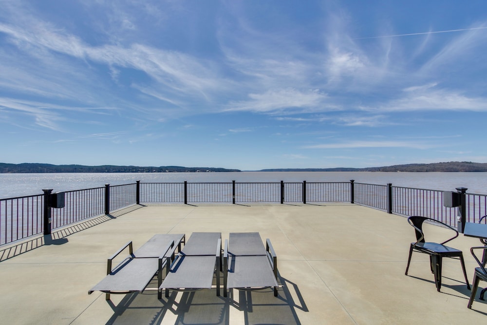 Private Dock & River Views: Modern Gem in Waterloo