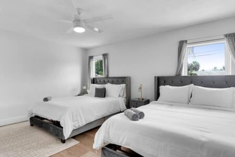 617 NW 30 CT Pool Patio 5Bd 3bath Fire Pit Parking for 3