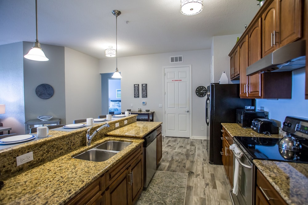 Altavista Lakeview 3 Bedroom Condo by RedAwning