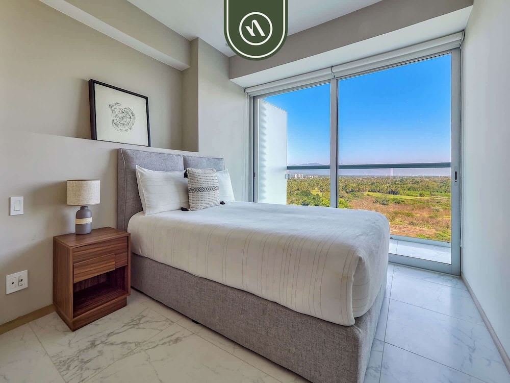 Luxury 3 BR Condo - Beach Access 1 Block Away