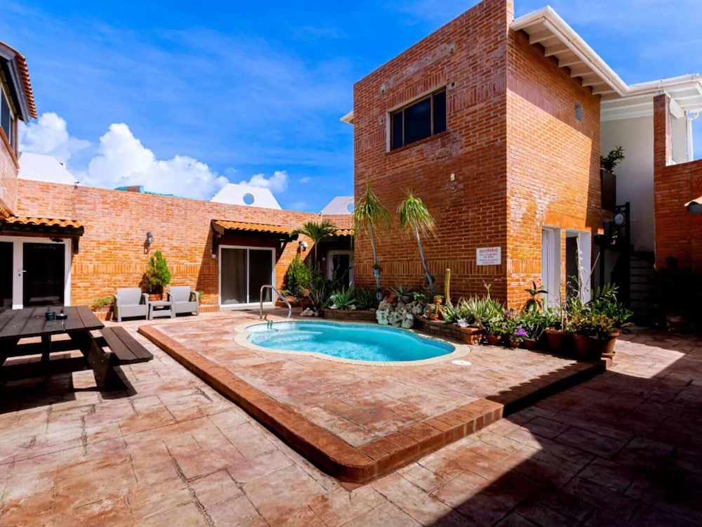 Flamingo Suite 1BR 1BA Apt w Pool Parking