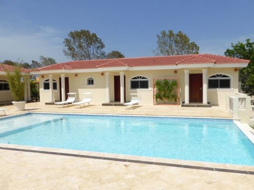 Touch of Elegance! 6 Bedroom Near the Beach
