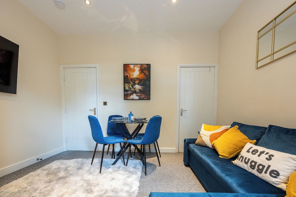 Stunning 3 Bedroom Home in Newcastle-under-lyme With Garden