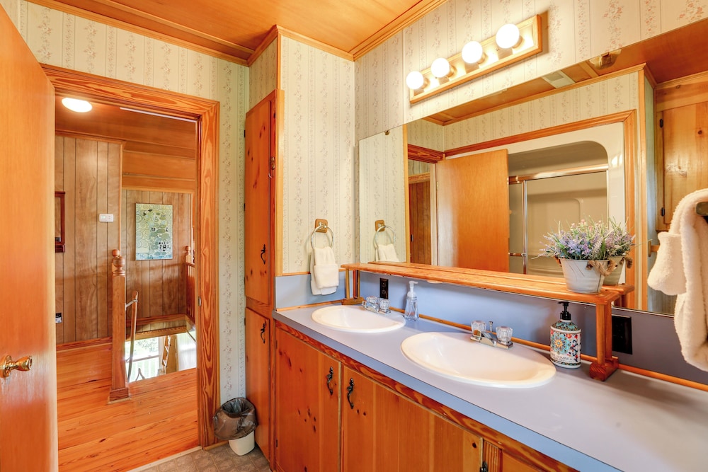 Spacious Riverfront Cottage w/ Dock in Green Pond!
