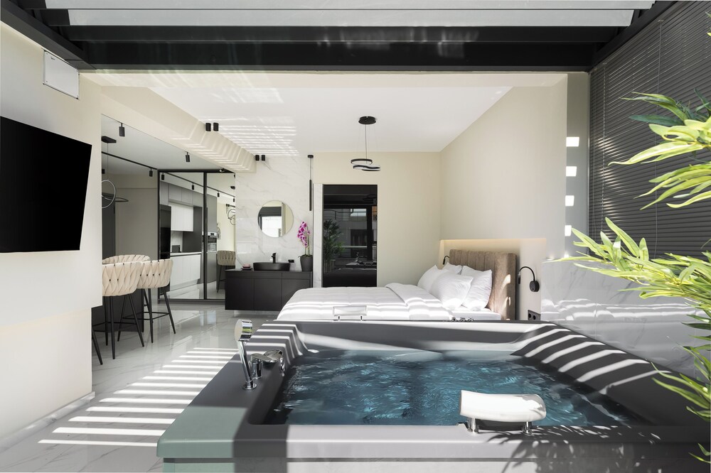 Ophelia Suites by halu!